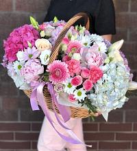 Композиция солнечный день в Шарапово Чеховского района Цветочная композиция из Розы, Хризантемы, Пионы и Лизиантусы в корзине в Шарапово Чеховского района