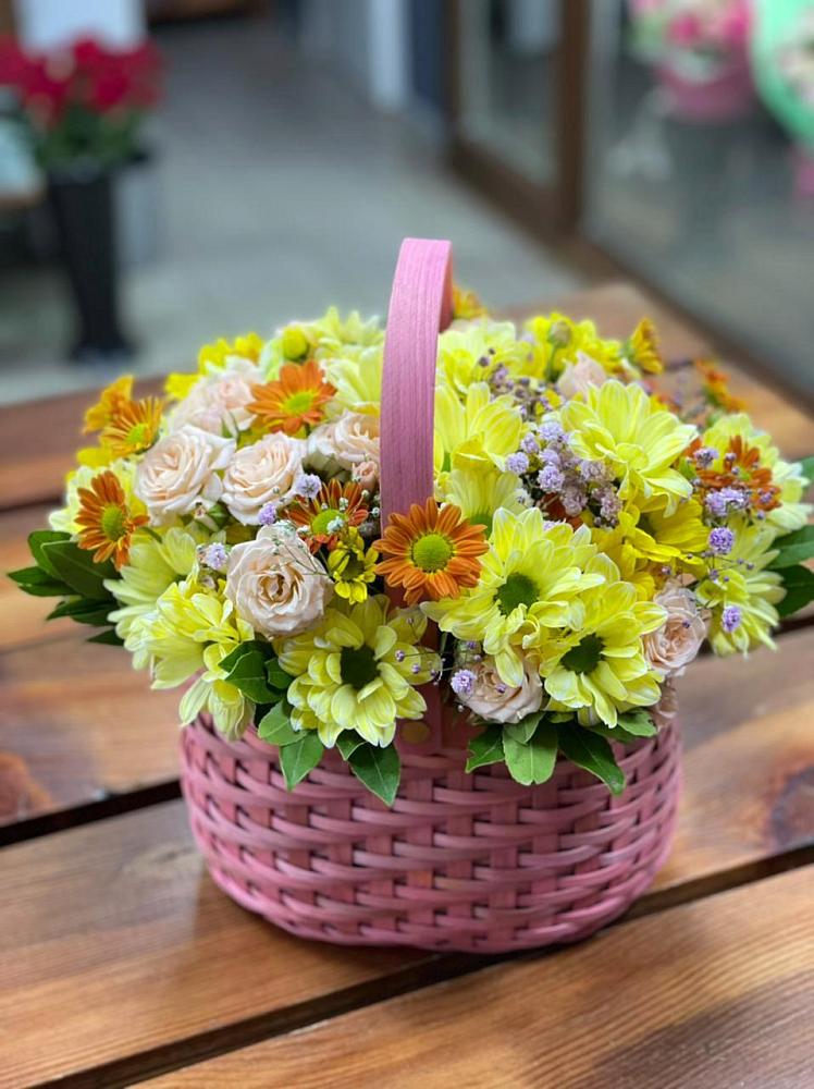 Цветочная композиция из Хризантемы и Розы в корзине в Шарапово Чеховского района