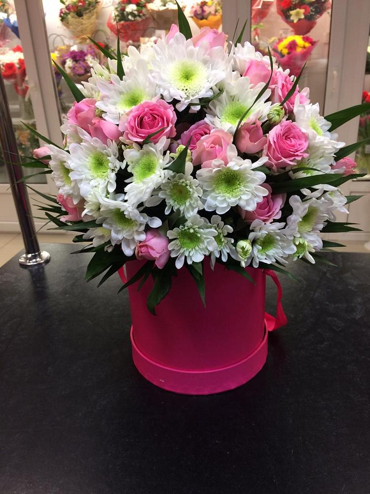 Цветочная композиция из Розы и Хризантемы в шляпной коробке в Шарапово Чеховского района