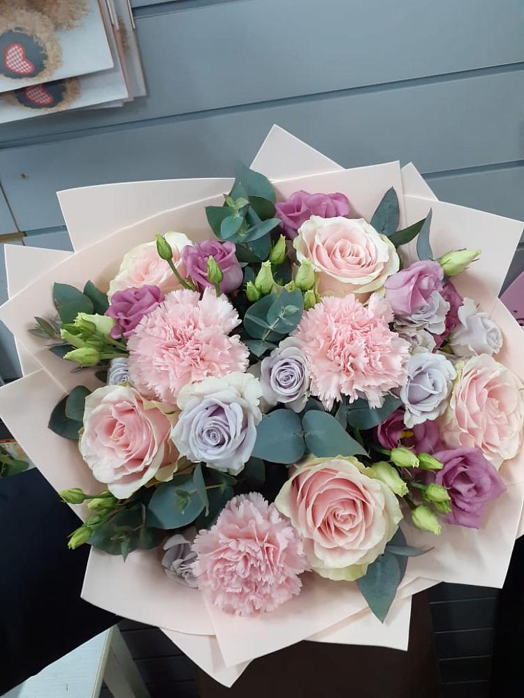 Букет цветов из: Розы, Гвоздики и Лизиантусы в Шарапово Чеховского района